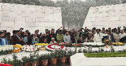 খালেদা জিয়ার কবর জিয়ারত করতে নেতাকর্মীদের ঢল