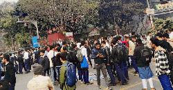 সাকিবুল হত্যার বিচার দাবিতে ফার্মগেট অবরোধ, যান চলাচল বন্ধ