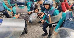 কারওয়ান বাজারে মোবাইল ফোন ব্যবসায়ীদের ওপর পুলিশের লাঠিচার্জ