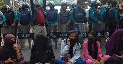 ঢাকা সেন্ট্রাল ইউনিভার্সিটির অধ্যাদেশ দাবিতে সায়েন্সল্যাব অবরোধ