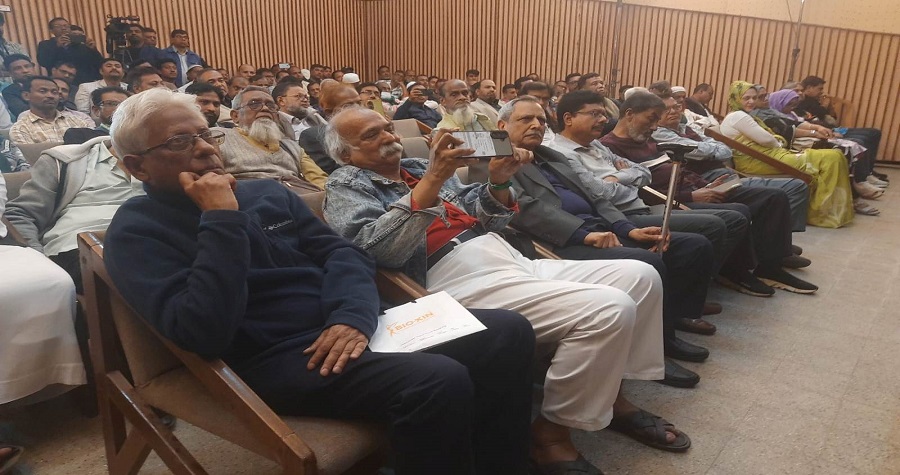 আব্দুল লতিফ বাচ্চুর স্মরণসভায় উপস্থিত একাংশের মধ্যে মহিউদ্দিন শাকের, শফিকুল ইসলাম স্বপন, ফজলে হক, কামাল মো. কিবরিয়া লিপু, আমানসহ অন্যরা। ছবি: সোহাগ