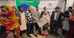 উলিপুরে ৪০০ শীতার্ত মানুষের মাঝে কম্বল বিতরণ