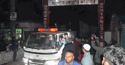 কারাফটকে মৃত ছেলেকে কোলে নিয়ে স্ত্রীর মরদেহ ছুঁয়ে কাঁদলেন ছাত্রলীগ নেতা