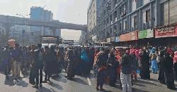 পোশাক শ্রমিকদের অবরোধে বিমানবন্দর-মহাখালী সড়কে যান চলাচল বন্ধ