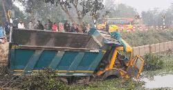 নওগাঁয় ট্রাক চাপায় ৫ জন নিহত