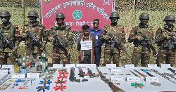 যৌথবাহিনীর অভিযানে সাবেক ছাত্রদল নেতাসহ আটক ২, অস্ত্র উদ্ধার