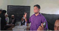 নিজ কেন্দ্র গোপালনগর উচ্চ বিদ্যালয় ভোট দিলেন হাসনাত আব্দুল্লাহ