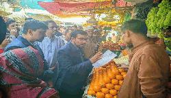 রংপুরে, ব্যবসায়ীদের তোপের মুখে ভোক্তা কর্মকর্তা