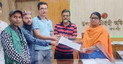 সাপাহার জবই বিলে শামুক ও ঝিনুক নিধন প্রতিরোধে স্মারকলিপি প্রদান 