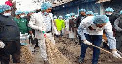 ঝাড়ু হাতে পৌরশহর পরিস্কার করলেন ব্যারিস্টার সালেহী এমপি 