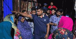 আগুনে ক্ষতিগ্রস্ত রাজমিস্ত্রির পাশে এমপি হাসনাত আব্দুল্লাহ