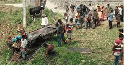সাতক্ষীরায় গরুবোঝাই ইঞ্জিনভ্যান খাদে পড়ে নিহত ২
