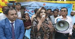 সালথায় আগুনে পুড়ে সর্বস্ব হারানো কৃষকের পাশে পররাষ্ট্র প্রতিমন্ত্রী শামা ওবায়েদ