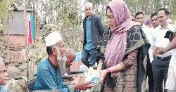 কিশোরগঞ্জে বৃদ্ধাশ্রমে অসহায় মা-বাবাদের সঙ্গে ইউএনওর ইফতার