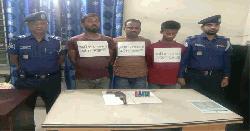 লক্ষ্মীপুর চন্দ্রগঞ্জে অস্ত্রসহ ৩ ডাকাত আটত