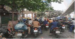 বাড়তে পারে জ্বালানি তেলের দাম, ফিলিং স্টেশনে যানবাহনের লাইন 