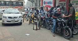 জ্বালানি তেলের জন্য সকালেই দীর্ঘ লাইন, মিলছে নির্দিষ্ট পরিমাণে