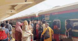 ট্রেনে ঈদযাত্র শুরু, কমলাপুরে ঘরমুখো মানুষের ভিড়