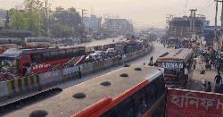 ঢাকা-টাঙ্গাইল মহাসড়কে যানবাহনের চাপ, গাড়ির ধীর গতি 