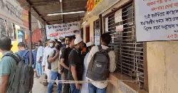 মহাখালীতে যাত্রীদের দীর্ঘ সারি, বাস-টিকিট সংকটে চরম ভোগান্তি