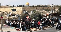 আল-আকসায় প্রবেশে ইসরায়েলের বাধা, ফটকেই ঈদের নামাজ আদায় ফিলিস্তিনিদের