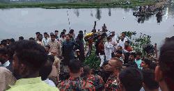 ব্রিজ ভেঙে শতাধিক মানুষ নদীতে, নিহত ৫