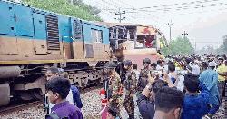 কুমিল্লায় বাস-ট্রেন সংঘর্ষের ঘটনায় দুই গেটম্যান বরখাস্ত