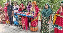 ঝালকাঠিতে সন্তানের লাশ নিয়ে মানববন্ধনের দাড়িয়ে বিচার চাইলেন মা