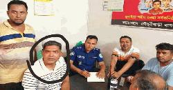 ঘুষের টাকা ফেরত দিতে গিয়ে অবরুদ্ধ পুলিশ সদস্য