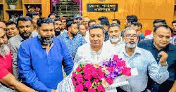 গাজীপুরে নতুন প্রশাসক ইশরাক আহমেদকে ফুলেল শুভেচ্ছা