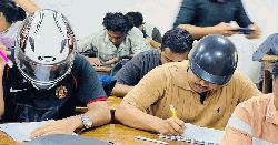 জবিতে ছাদ ধসে দুই শিক্ষার্থী আহত, শঙ্কায় হেলমেট পরে ক্লাস পরীক্ষা