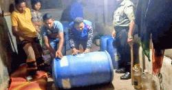 তেঁতুলিয়ায় তেল মজুদের দায়ে ব্যবসায়ীর ১০ দিন কারাদণ্ড 