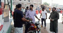 নন্দীগ্রামে তীব্র গরমে জ্বালানি তেলের জন্য দীর্ঘ লাইন, ভোগান্তিতে চালকরা