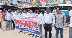 সাতক্ষীরায় সাংবাদিক জিন্নাহর ওপর হামলার প্রতিবাদে মানববন্ধন