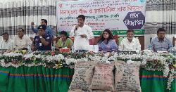 বামনায় বিনামূল্যে কৃষকদের মাঝে বীজ-রাসয়নিক সার বিতরণ 