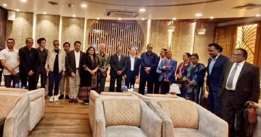 চীন সফরে প্রতিনিধি দলের সঙ্গে মেগাস্টার উজ্জল