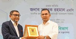 ‘মন্ত্রী সাহেব একটু কম প্রশংসা কইরেন’