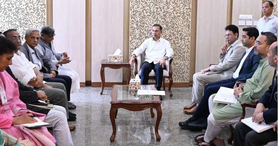 শিক্ষার্থীদের বই পড়ার অভ্যাস গড়ে তোলার বিষয়ে আলোচনা করলেন প্রধানমন্ত্রী 