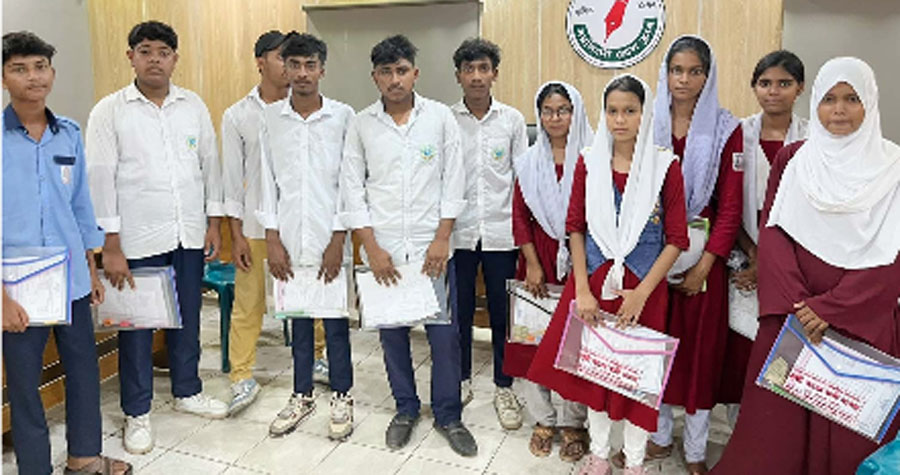 অভিযোগকারী শিক্ষার্থীরা 