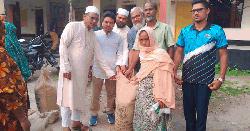 মাগুড়া ইউনিয়নে ঝড়ে ক্ষতিগ্রস্ত পরিবারের মাঝে চাল বিতরণ 