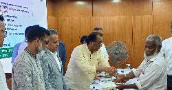 রাজবাড়ীতে সড়ক দুর্ঘটনায় ক্ষতিগ্রস্তরা পেলেন আর্থিক সহায়তা