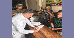 ফুলবাড়ীয়ায় অস্বাস্থ্যকর পরিবেশে মিষ্টি তৈরি,  দুই প্রতিষ্ঠানকে অর্থদণ্ড