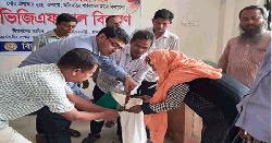 ফুলবাড়ীয়া পৌরসভায় ভিজিএফ কার্ডের চাল বিতরণ