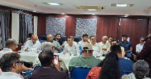 বাংলাদেশি তারকাদের কাজে আপত্তি টলিউডের টেকনিশিয়ানদের