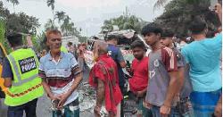 ফরিদপুরে বাস-অ্যাম্বুলেন্স মুখোমুখি সংঘর্ষ, নিহত ৫