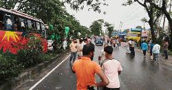 বেতনের দাবিতে ঢাকা-চট্টগ্রাম মহাসড়ক অবরোধ, ১৫ কিলোমিটার যানজটে তীব্র ভোগান্তি