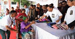 দুস্থদের মাঝে খাদ্যসামগ্রী ও বস্ত্র বিতরণ করলেন প্রধানমন্ত্রী