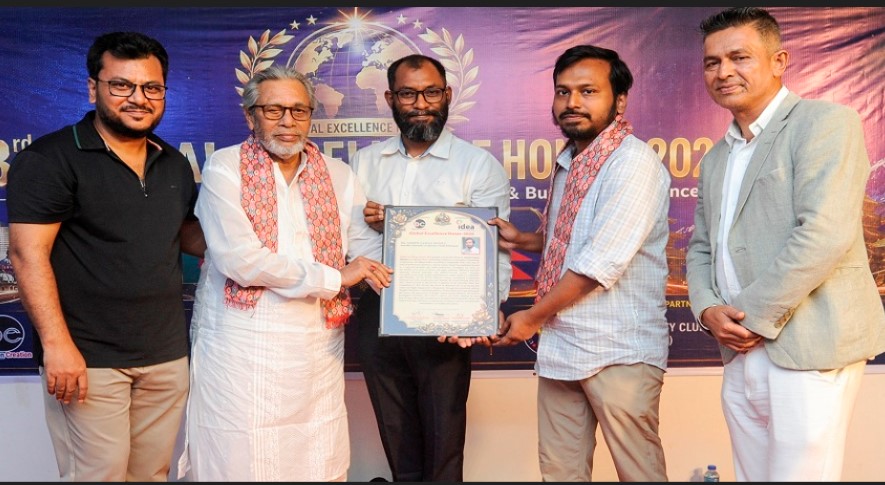 সম্মাননা গ্রহণ করছেন আহমেদ জামান শিমুল