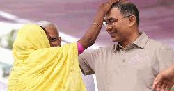 শ্রীমঙ্গলে প্রধানমন্ত্রীকে দোয়া করলেন এক বৃদ্ধা 