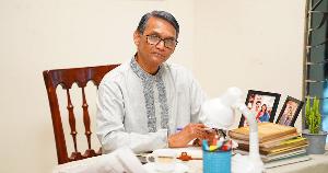 আজিজুল হাকিম যখন একজন নিঃস্বার্থ বাবা